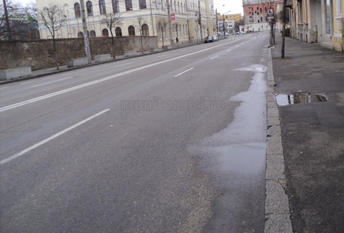 stau la trecerea de pietoni și mă udă mașinile din cap până în picioare”