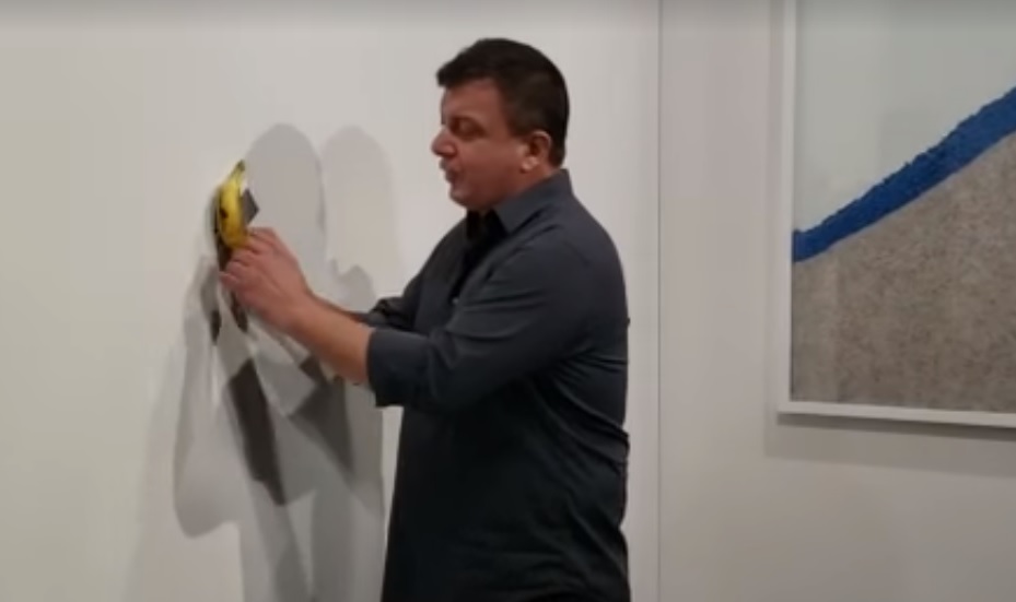 Arta sec. XXI! Banană cumpărată din supermarket și lipită cu scotch pe perete