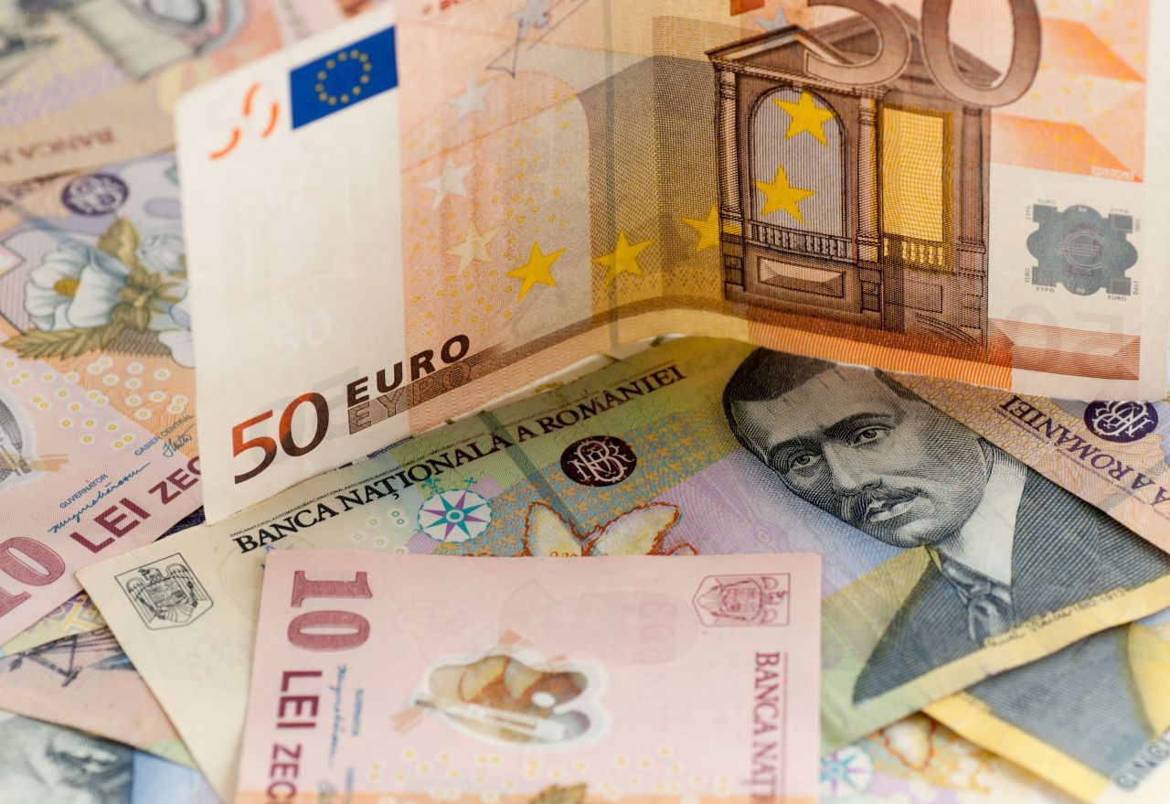 ANALIZA SĂPTĂMÂNALĂ. Euro a crescut în aprilie cu 1