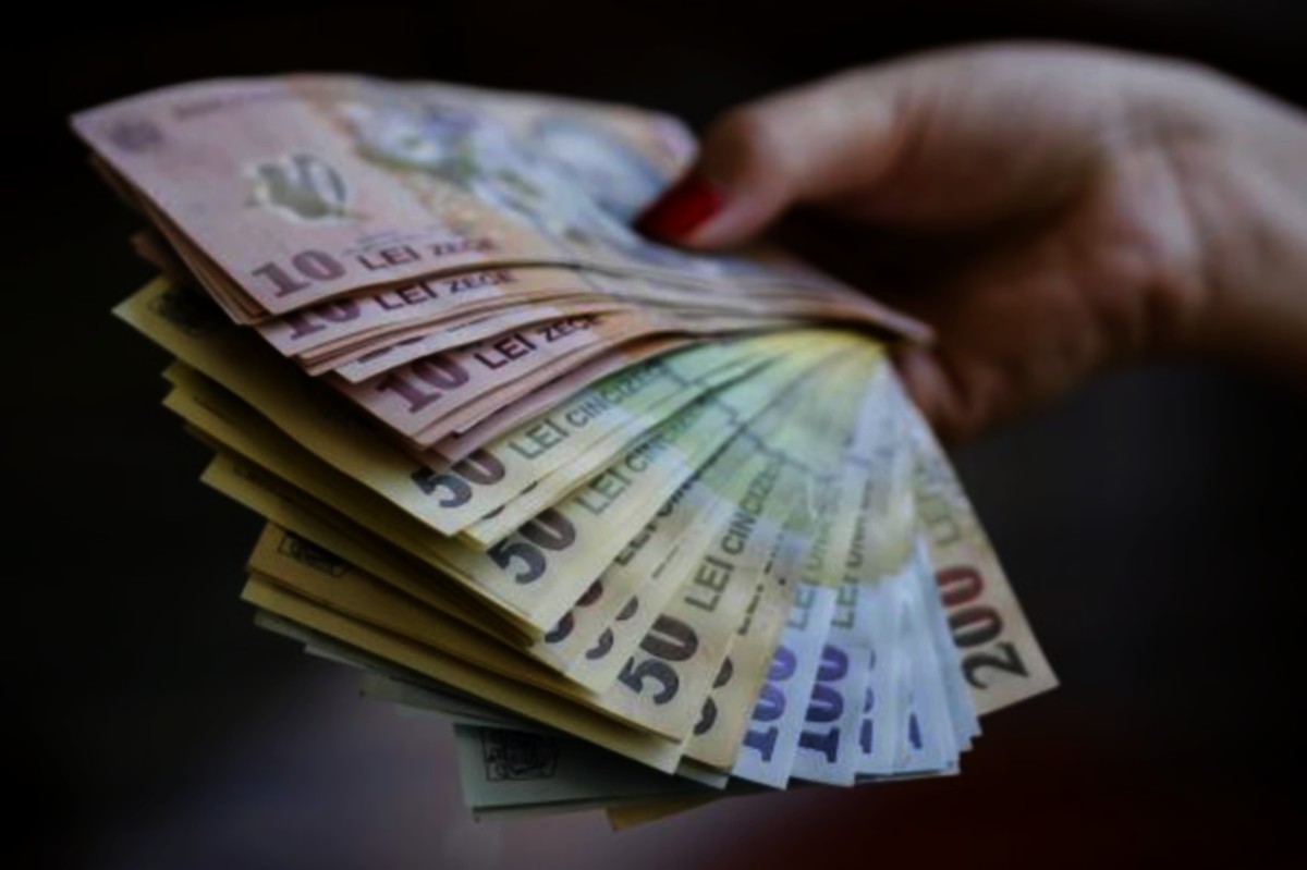 Atitudinea românului față de bani. Unde își ascund economiile o treime din români?