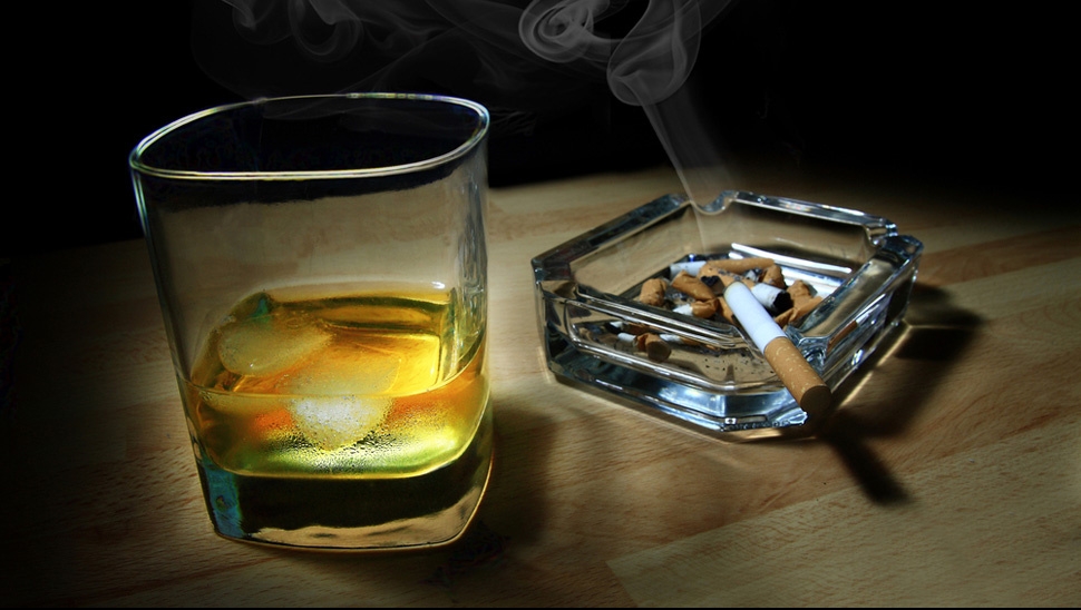Câţi bani cheltuie românii pe tutun şi alcool