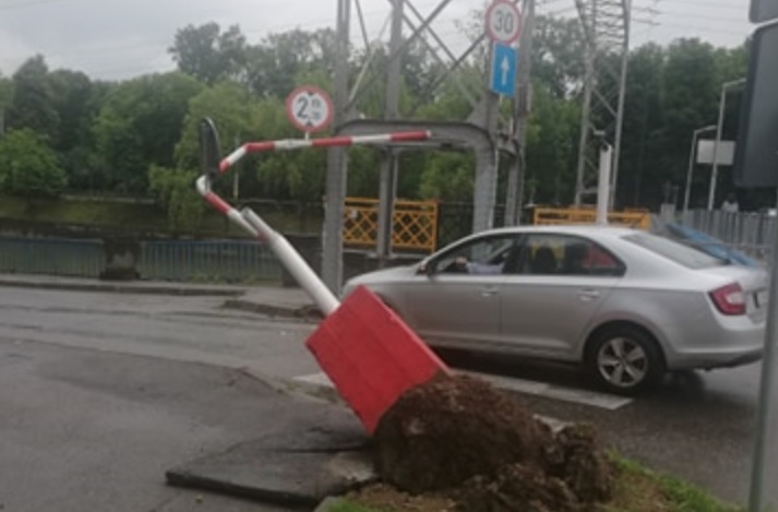 bariera-de-gabarit-de-pe-strada-mamaia-a-cedat