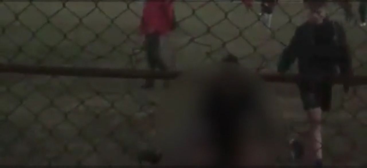 Un tată AGRESIV a bătut crunt doi adolescenți aflați în conflict cu fiul său: „Adu sabia”.