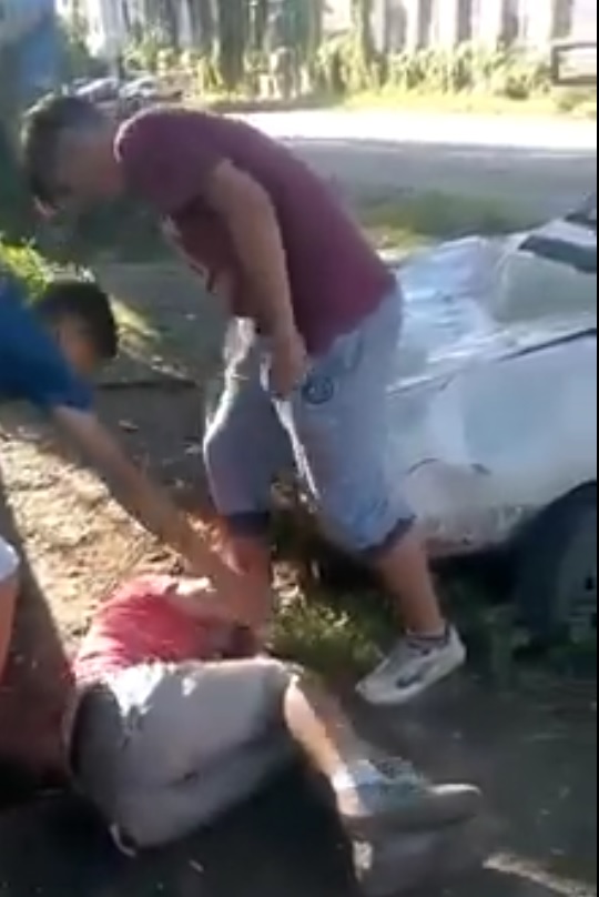Doi tineri l-au SNOPIT în bătaie pe un băiat! Victima i-a dat pe mâna Poliției – VIDEO