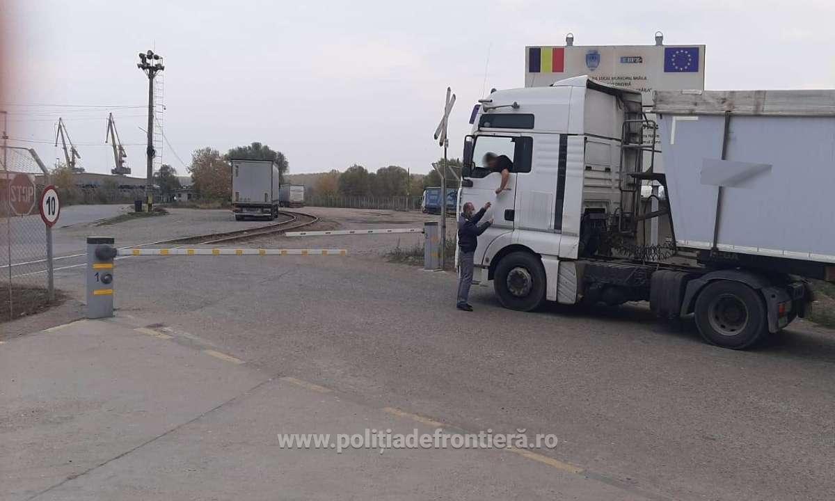 prins când petrecea la volan cu coniac și bere. Conducea rupt de beat