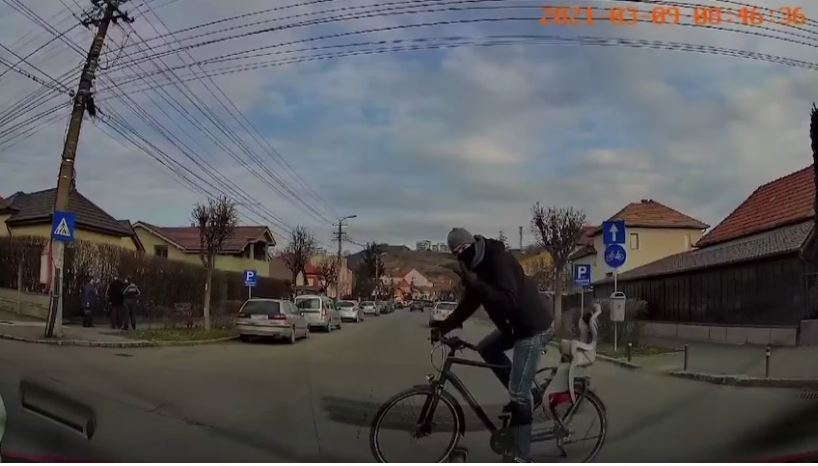 la un pas de a lovi un biciclist în intersecție