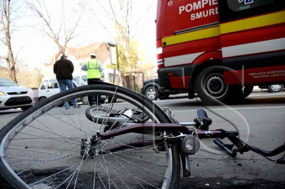 Un biciclist a fost lovit grav de o mașină pe Bulevardul Muncii