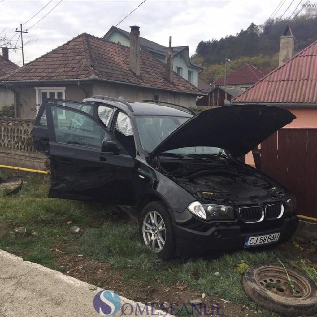 BMW-ul s-a răsucit de câteva ori pe carosabil