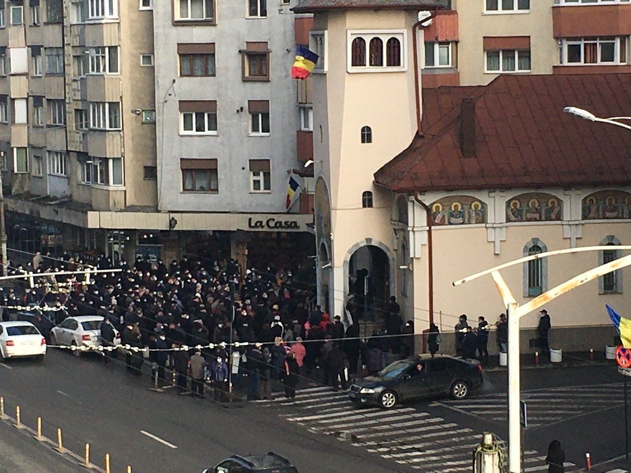 magazin după 21 nu. La Bobotează ne adunăm cu sutele. Nimeni nu zice nimic”