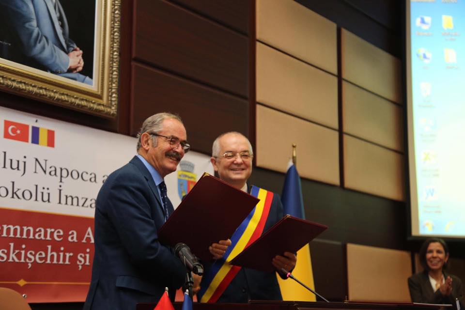 Înțelegere cu turcii. Emil Boc a semnat actul de cooperare dintre Cluj-Napoca și Eskișehir