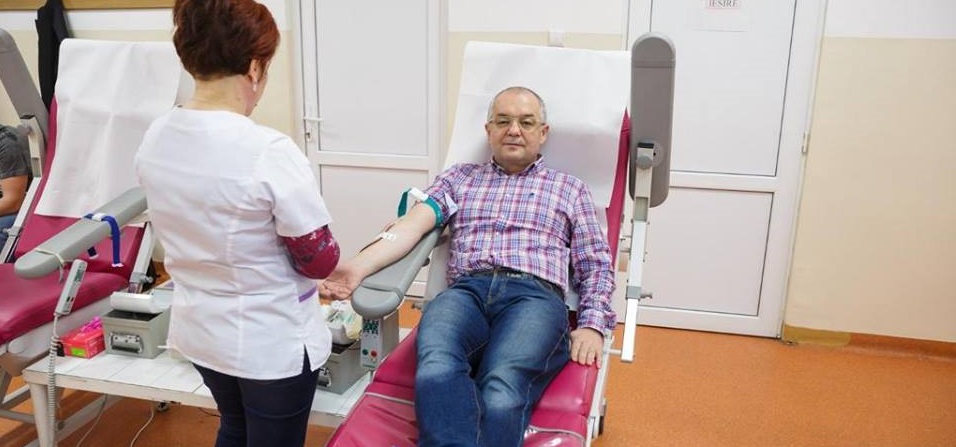 Emil Boc și zeci de angajați ai primăriei au donat sânge în cadrul unei campanii