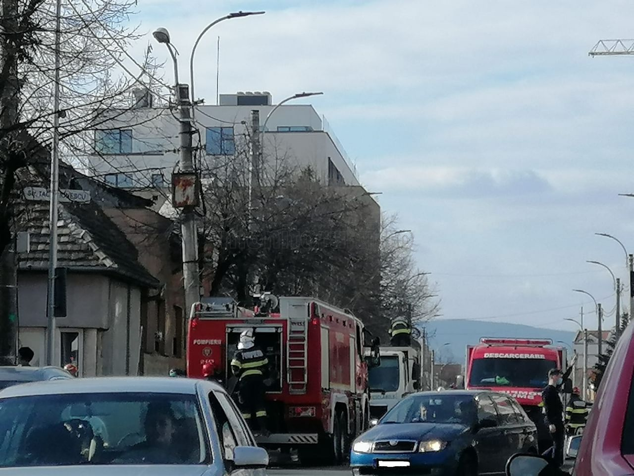 mașină de gunoi în flăcări pe Constantin Brâcuși