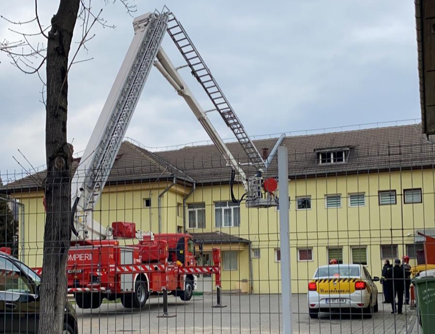 Cad țiglele de pe acoperișul unei creșe din Cluj-Napoca.