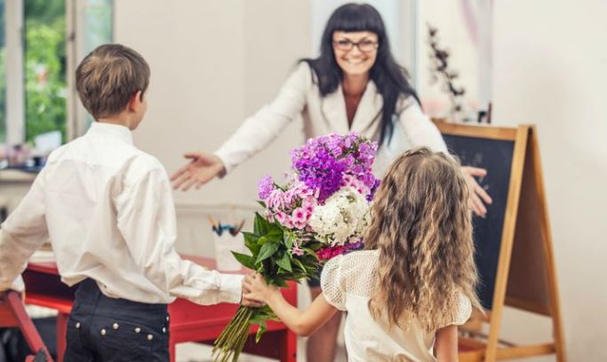 Începe perioada cadourilor pentru profesori. Ce poate păți un dascăl care acceptă daruri „consistente”?
