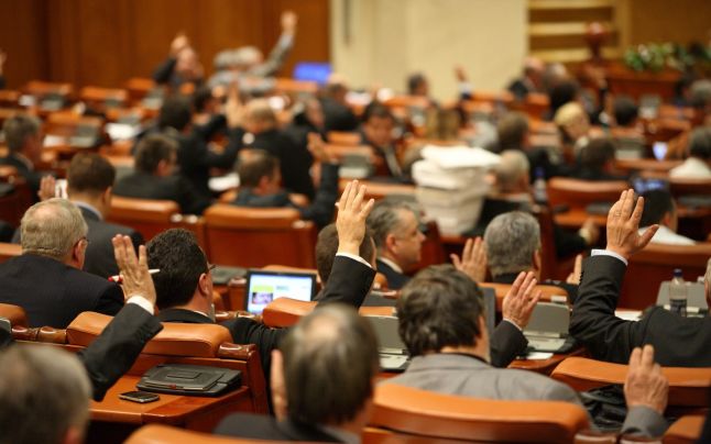 Deputaţii au votat altă facilitate pentru demnitari: Liber la afaceri pe persoană fizică.