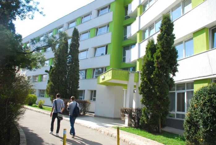 piste de alergare pentru studenți și locuri de odihnă.