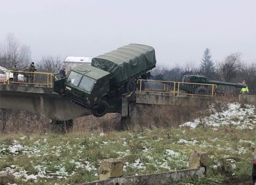 La un pas de catastrofă în Dej! Un camion militar