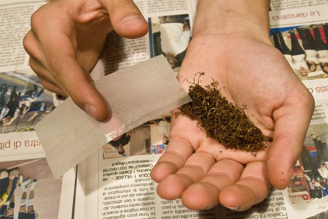 PRINS de polițiști în timp ce ridica un colet în care erau kilograme de CANNABIS