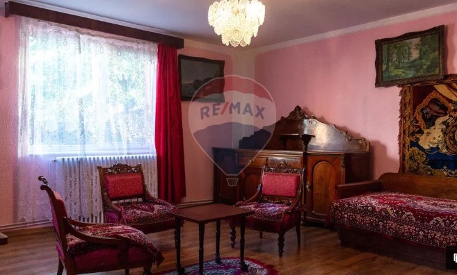 Casă de pe vremea comunismului, la preț de „ultimă generație”. Ei o numesc „vilă” și o vând la 900.000 de euro. GALERIE FOTO