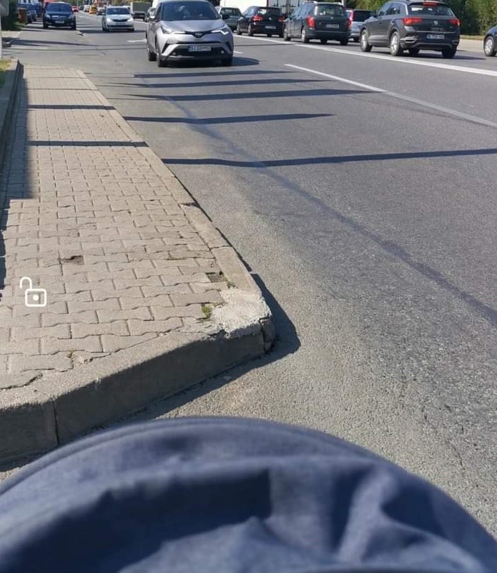 Mamele se plâng de zonele inaccesibile pentru cărucioare. Trotuarele Clujului