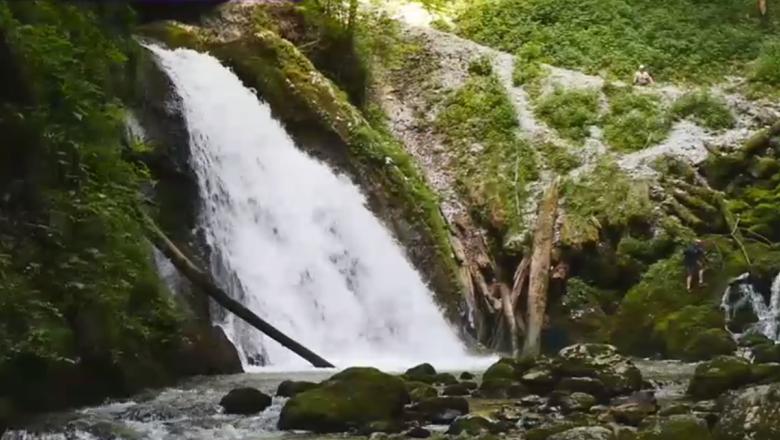 Cascada sălbatică, mai puțin cunoscută, considerată un colț de rai, la mai puțin de 150 de km de Cluj