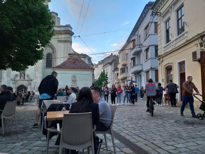 deschise până la ora 2.00.