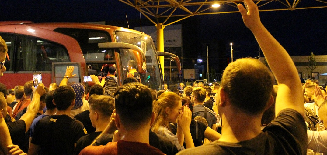 NEBUNIE la Aeroport la revenirea EROILOR de la Glasgow! Petrescu și echipa