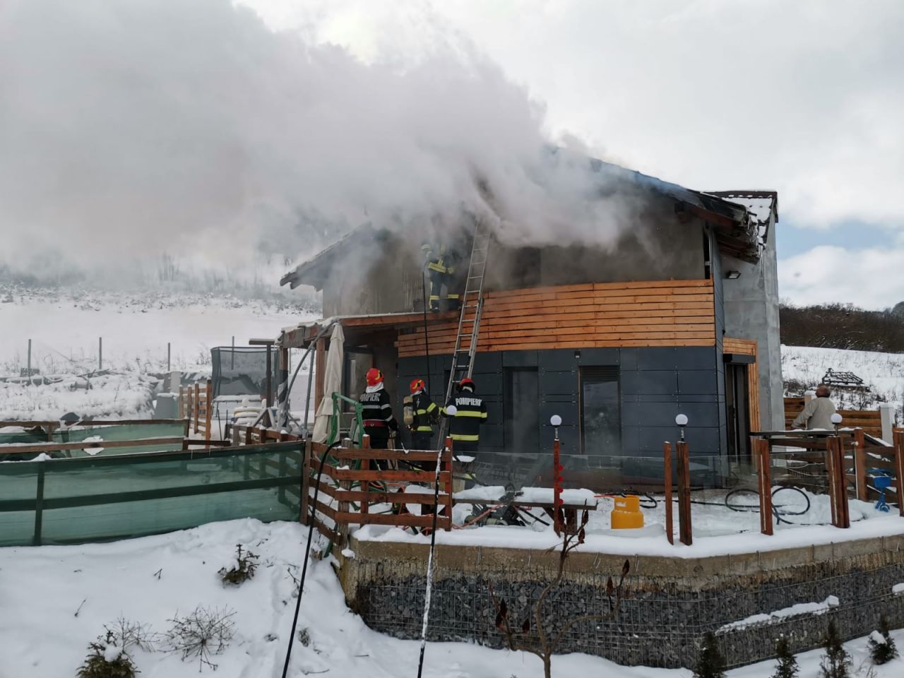 Incendiu în Chinteni! Acoperișul unei case a luat foc. FOTO
