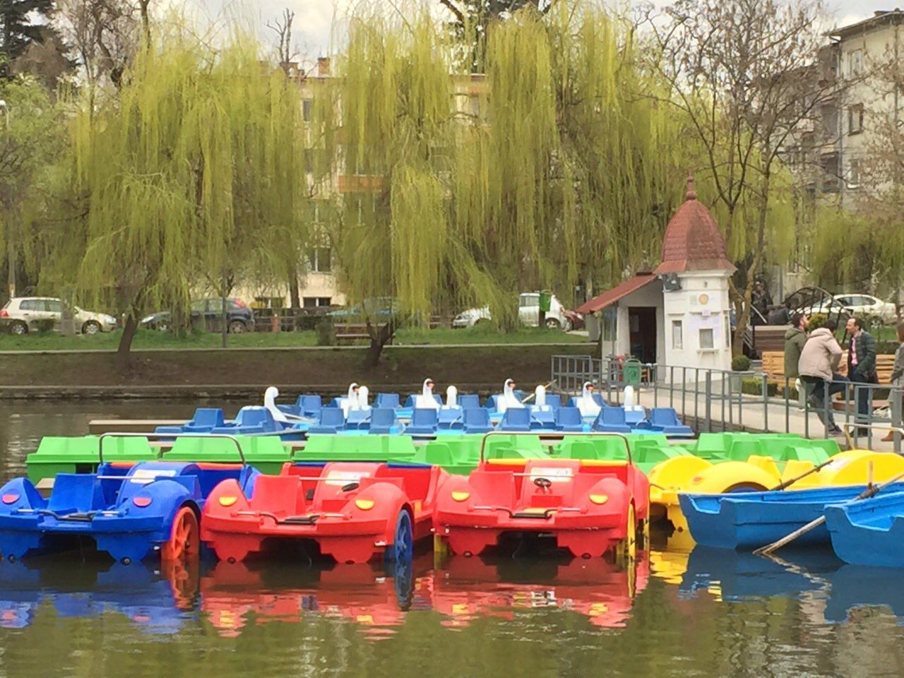 Hidrobicicletele și bărcile au revenit pe Lacul Chios