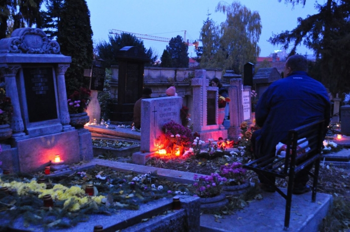 la Cluj. Bătrânul de 96 de ani găsit mort în cimitir se afla lângă mormântul soției.