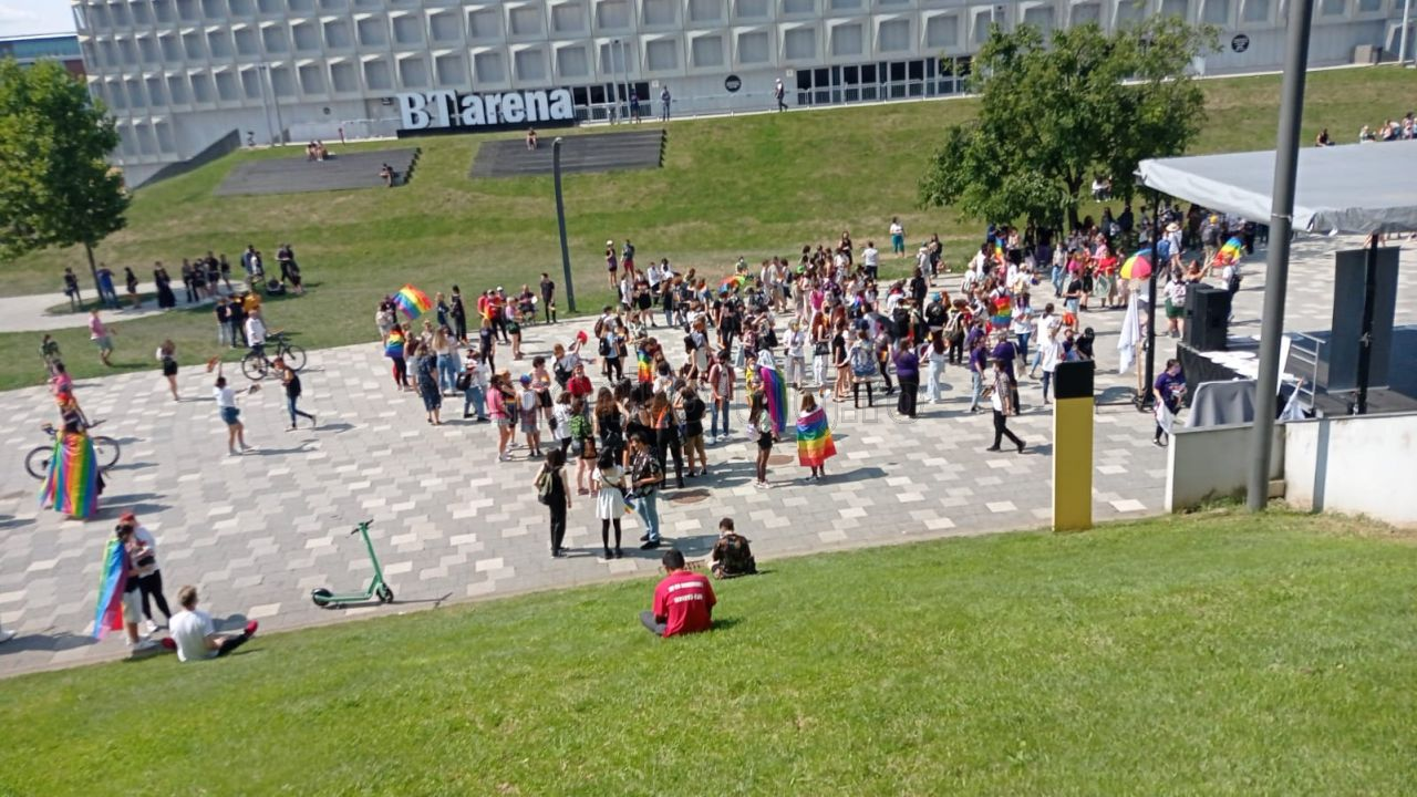 Cluj Pride 2021. Comunitatea LGBTQ+ s-a strâns în număr mare în zona Cluj Arena