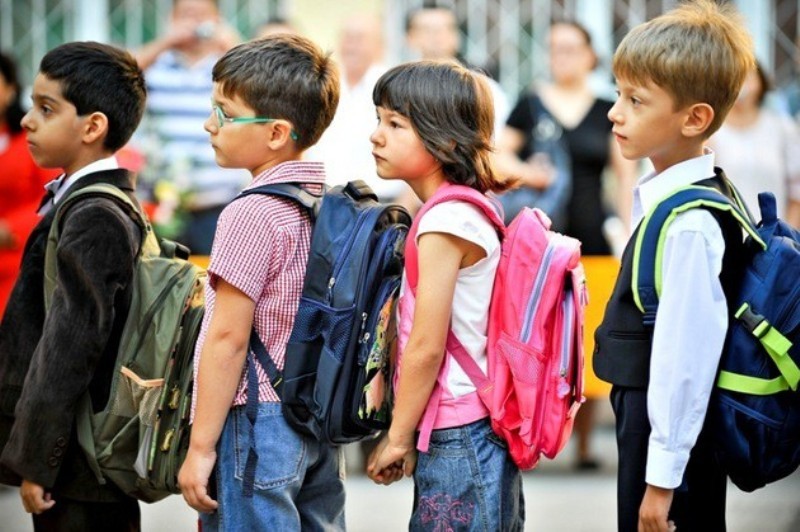 Elevii din clasele primare şi preşcolarii revin