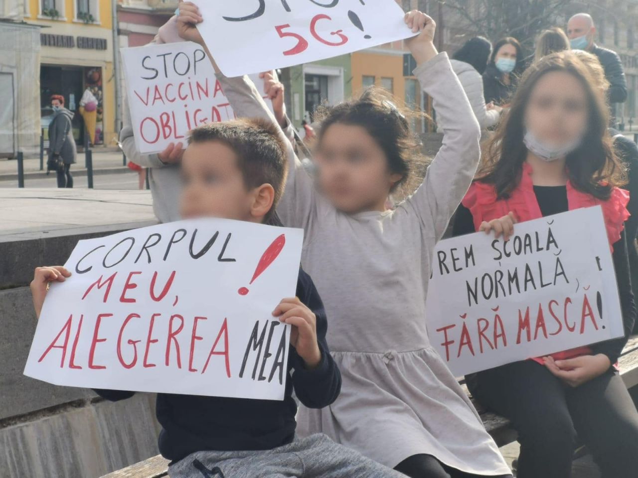 cu pancarte „Stop 5G!”
