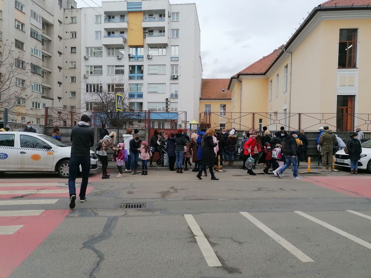 în Cluj-Napoca. Părinții s-au înghesuit să își aștepte copiii