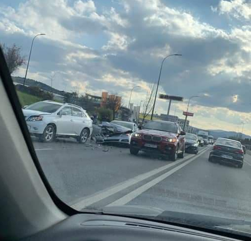 în față la Cora! Se circulă greu
