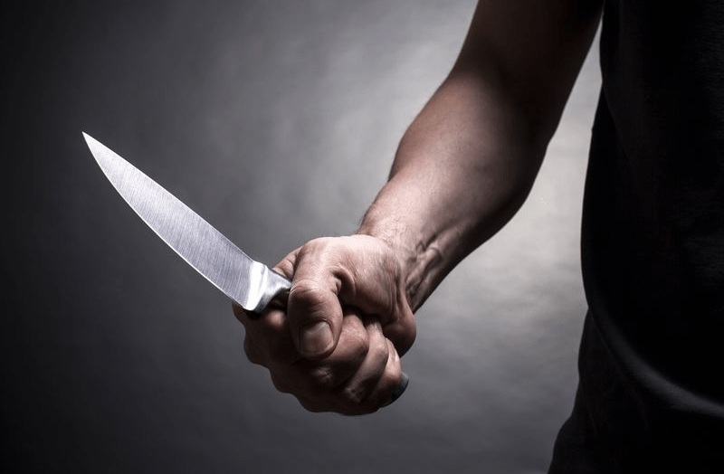 iar apoi s-a predat polițiștilor. Femeia avea ordin de restricție împotriva lui