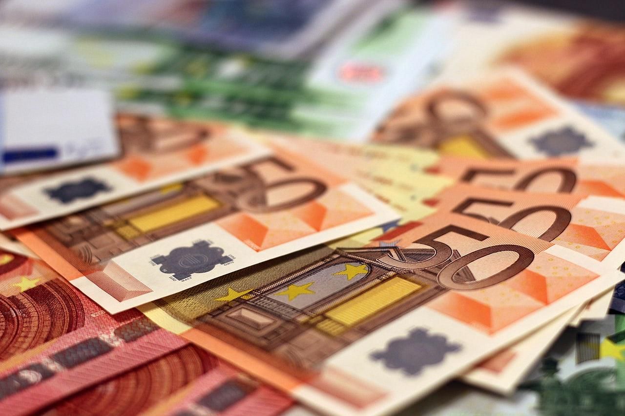 CURS VALUTAR: Euro la 2