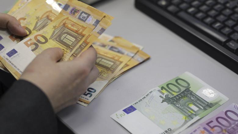 CURS VALUTAR. Analiștii anticipează pentru ianuarie un curs de 4