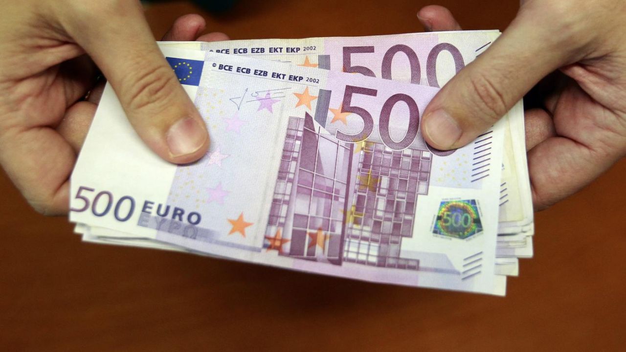 Curs Valutar. Băncile vând un euro cu peste 4