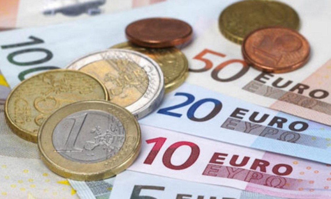 Curs Valutar. Cursul euro stă sub 4