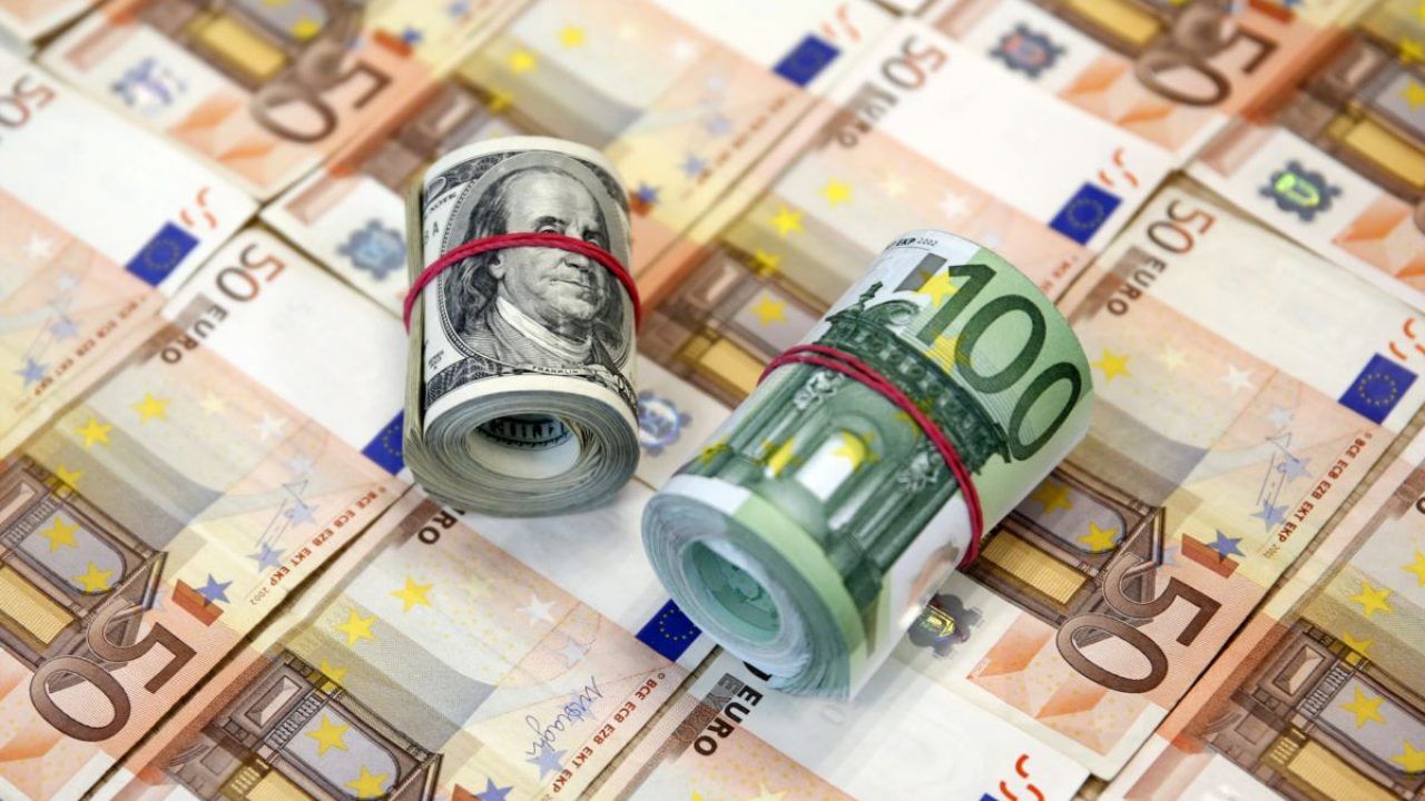 CURS VALUTAR. Cotațiile euro au urcat la aproape 4