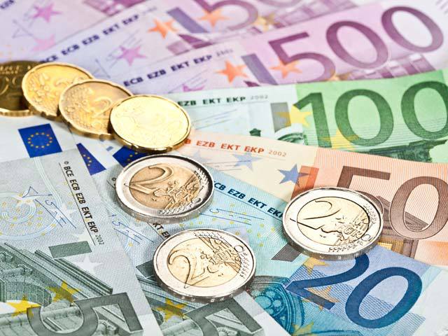 Curs Valutar. Euro va trece de 4