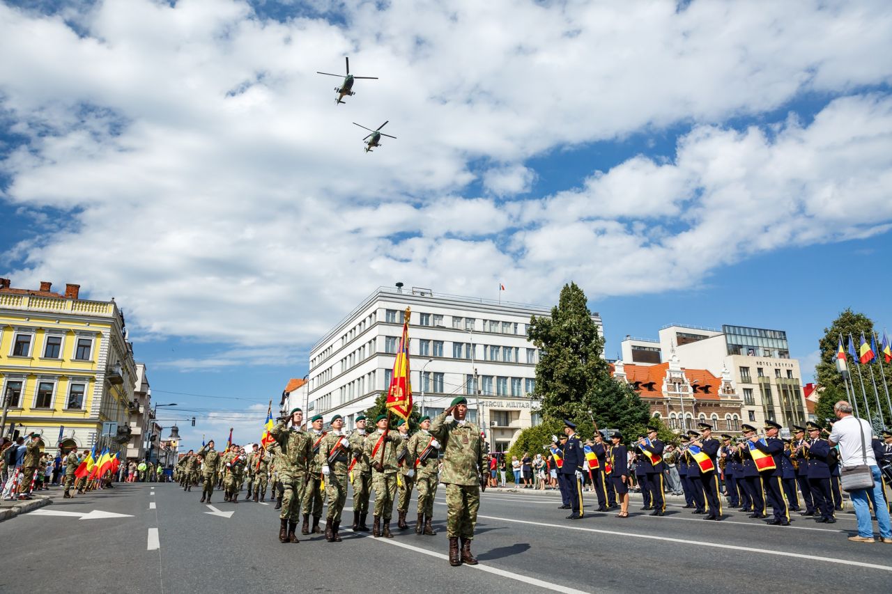 survolat de MIG-uri și elicoptere militare