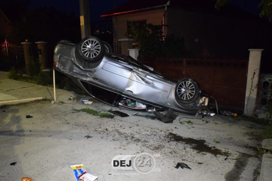ACCIDENT în localitatea clujeană Urișor. Un autoturism s-a izbit violent de un capăt de podeț.   sursa foto dej24.ro
