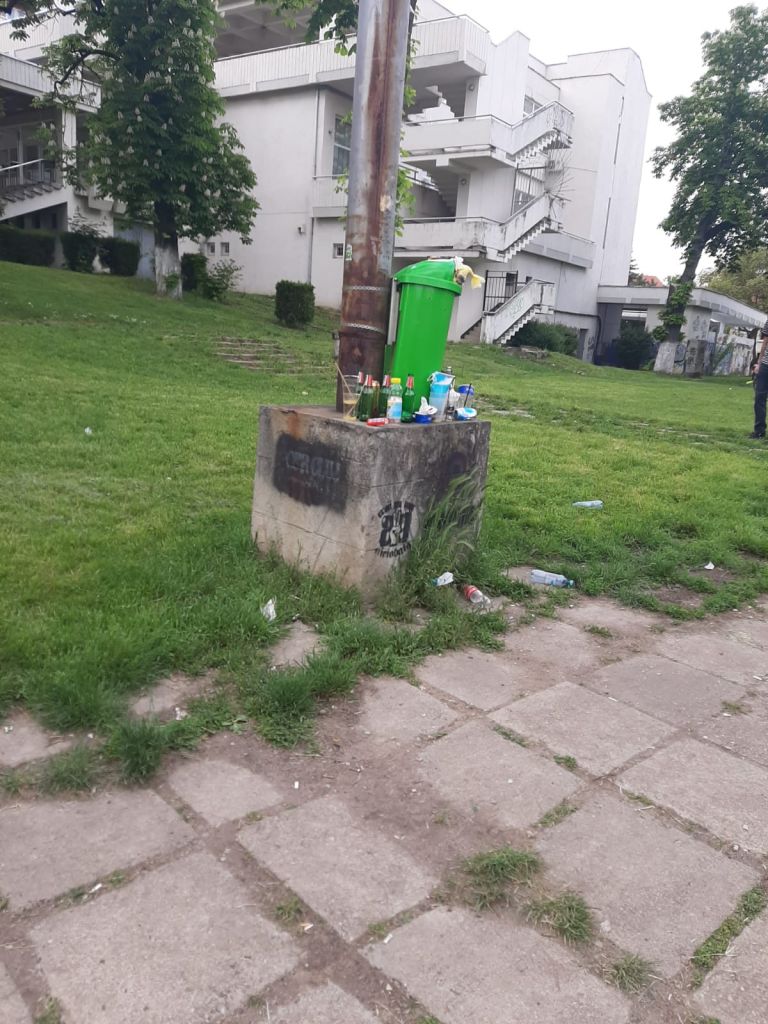 plină de GUNOAIE. Deșeurile se găsesc la fiecare pas