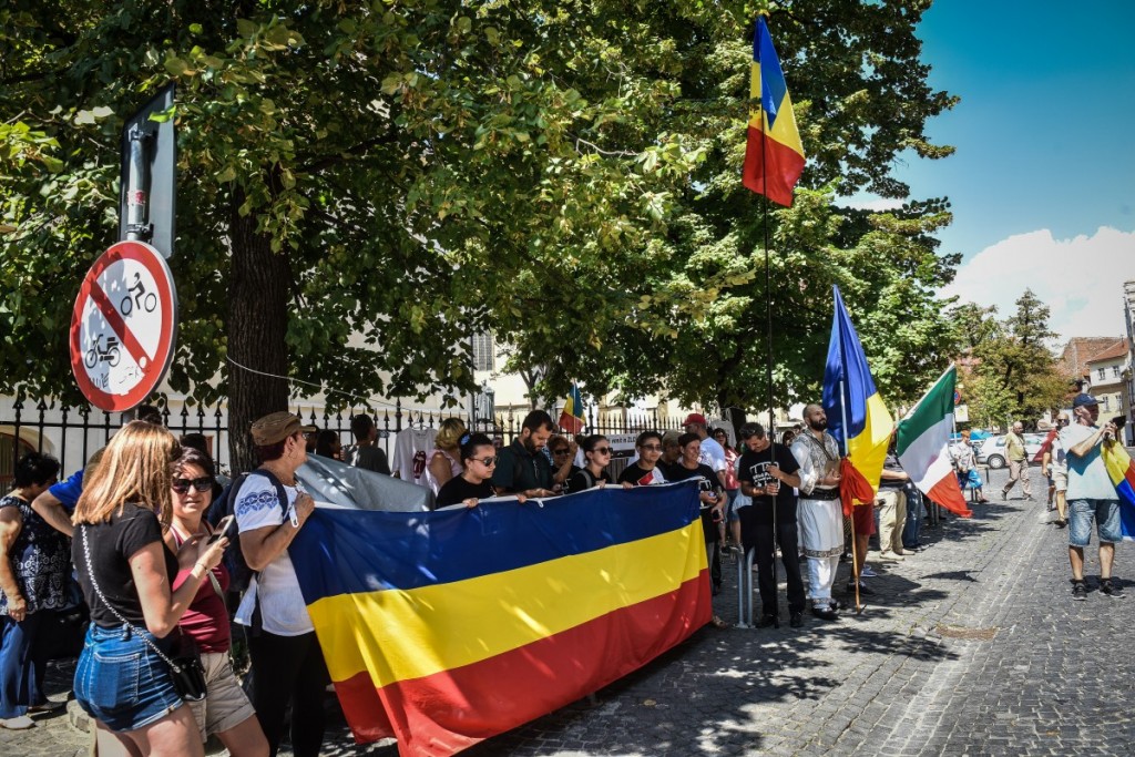 Aproape 10 MILIOANE de români trăiesc în străinătate!