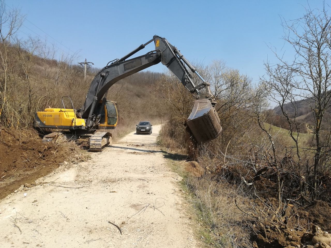 Lucrări pe un drum județean cu cântec din Cluj