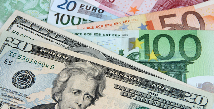 Euro scade, dolarul crește