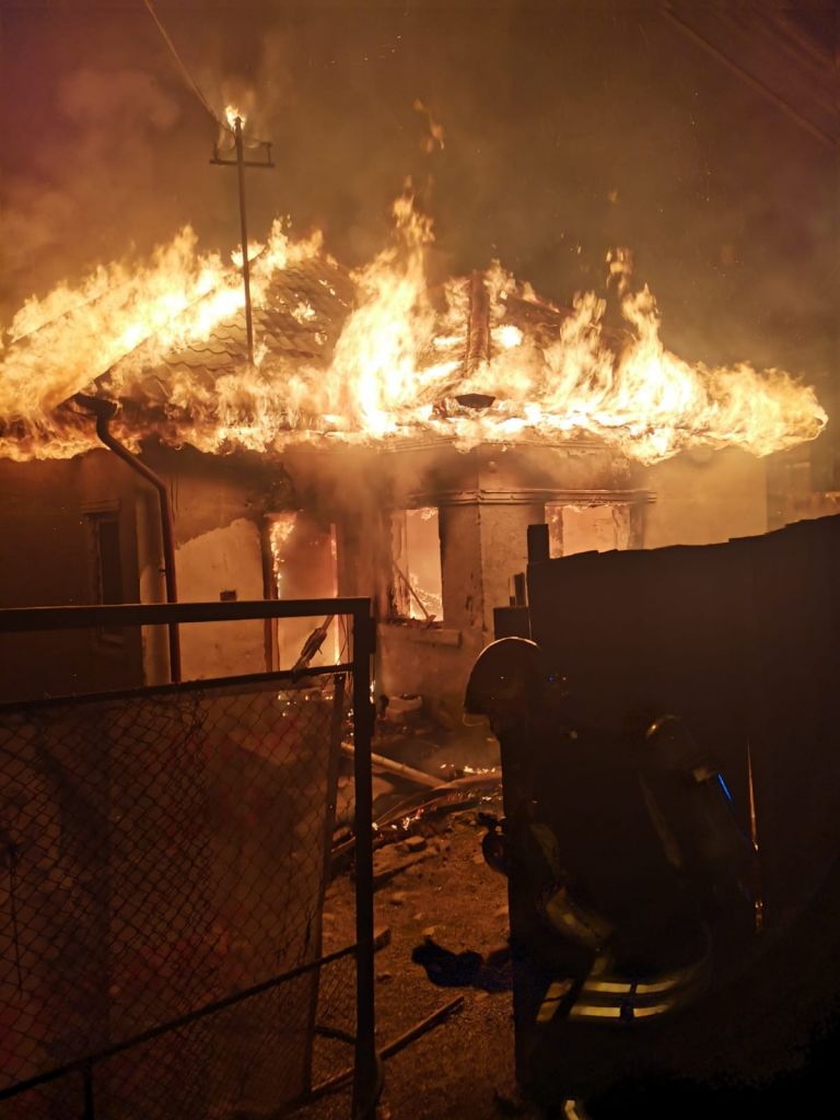 O familie din Cluj-Napoca a rămas fără casă de Revelion! Un incendiu le-a distrus locuința de Anul Nou