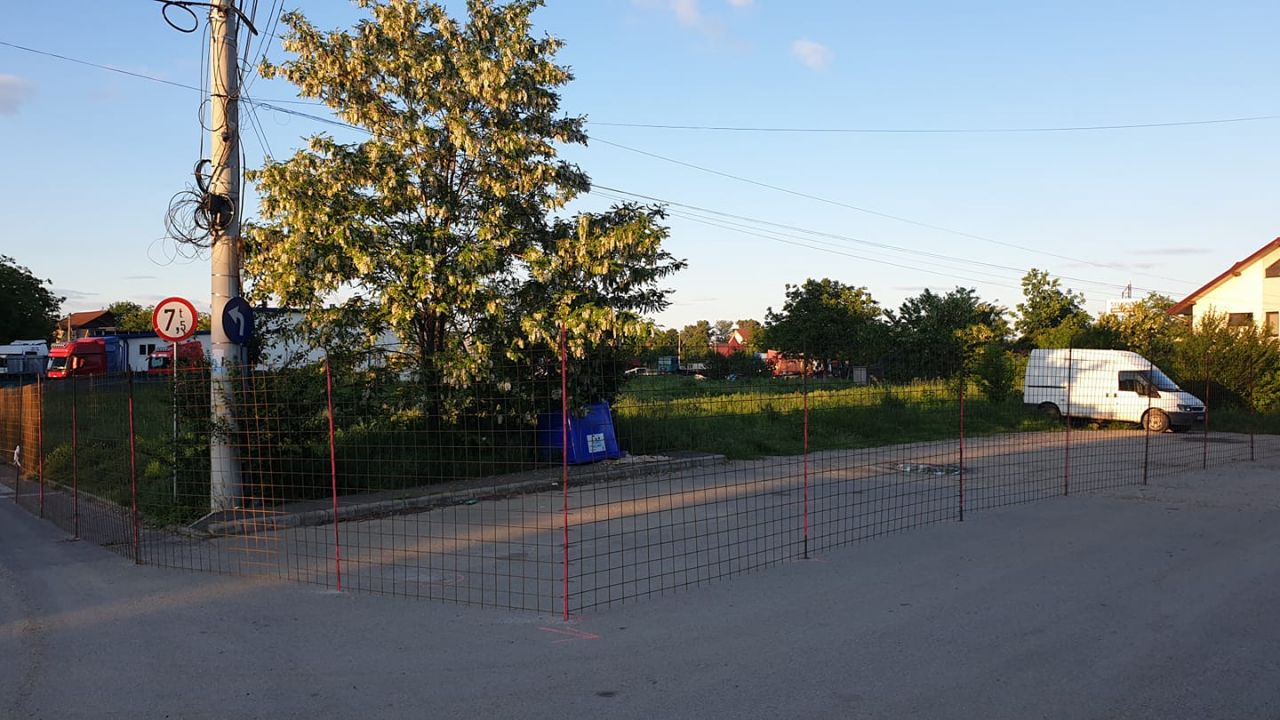 pe o stradă din Cluj-Napoca: „Probabil e locul unui viitor bloc”.